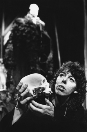 Frances de la Tour (Hamlet). l-r: Frances de la Tour (Hamlet), Judy Lloyd (Ophelia). Photo by Donald Cooper, www.photostage.co.uk